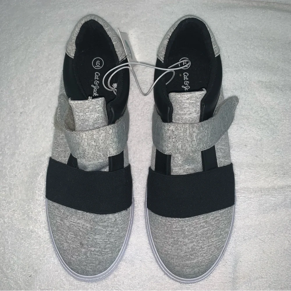 Girl’s 6 / Women’s 7.5 CAT & JACK Heather Gray / Black Slip On Fashion Sneakers